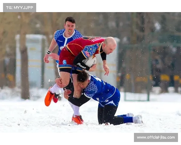 达阵瞬间:运动员在雪地滑行后扑向得分区 达阵瞬间:运动员在雪地滑行后扑向得分区